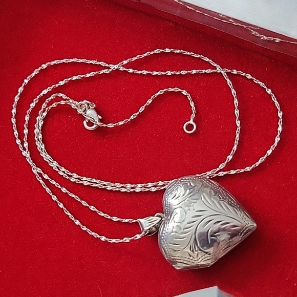 Sterling Silver Puffed Heart Lockett with Sterling Silver 24" Tinsel Chain - Picture 3 of 6